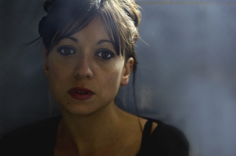 Laura Isaia | Angi - Con la sua nuvola di dubbi e di bellezza