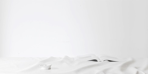 misia | #distesa, libro aperto e profilo a terra.