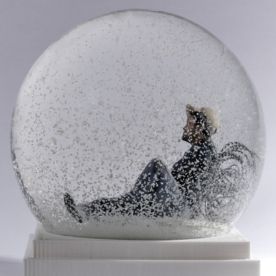  | Uomo seduto appoggiato al filo spinato. Dalla serie &rdquo; Let It Snow &rdquo; 2015-2017