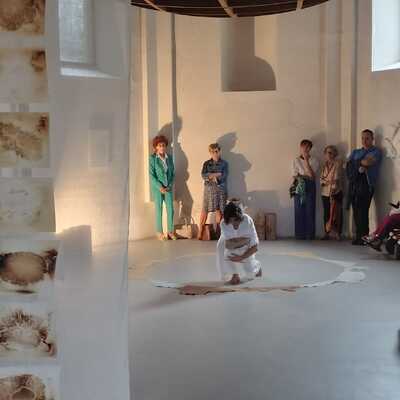  | mostra To its beginning to its end durante la performance RE&middot;LA&middot;ZI&Oacute;&middot;NE cammino, ritmo e con l&rsquo;installazione dell&rsquo;opera grano NUTRIRE NUORISH serie di 18 carte oleate bruciate