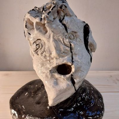  | nero su bianco  ceramica e acrilico 2024, 28,5 x 27 x 23,5