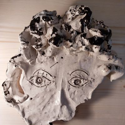  | nero su bianco, ceramica e acrilico, 2024, 6 x 27 x 26 cm